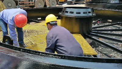 玻璃鋼型材安裝現(xiàn)場(chǎng)